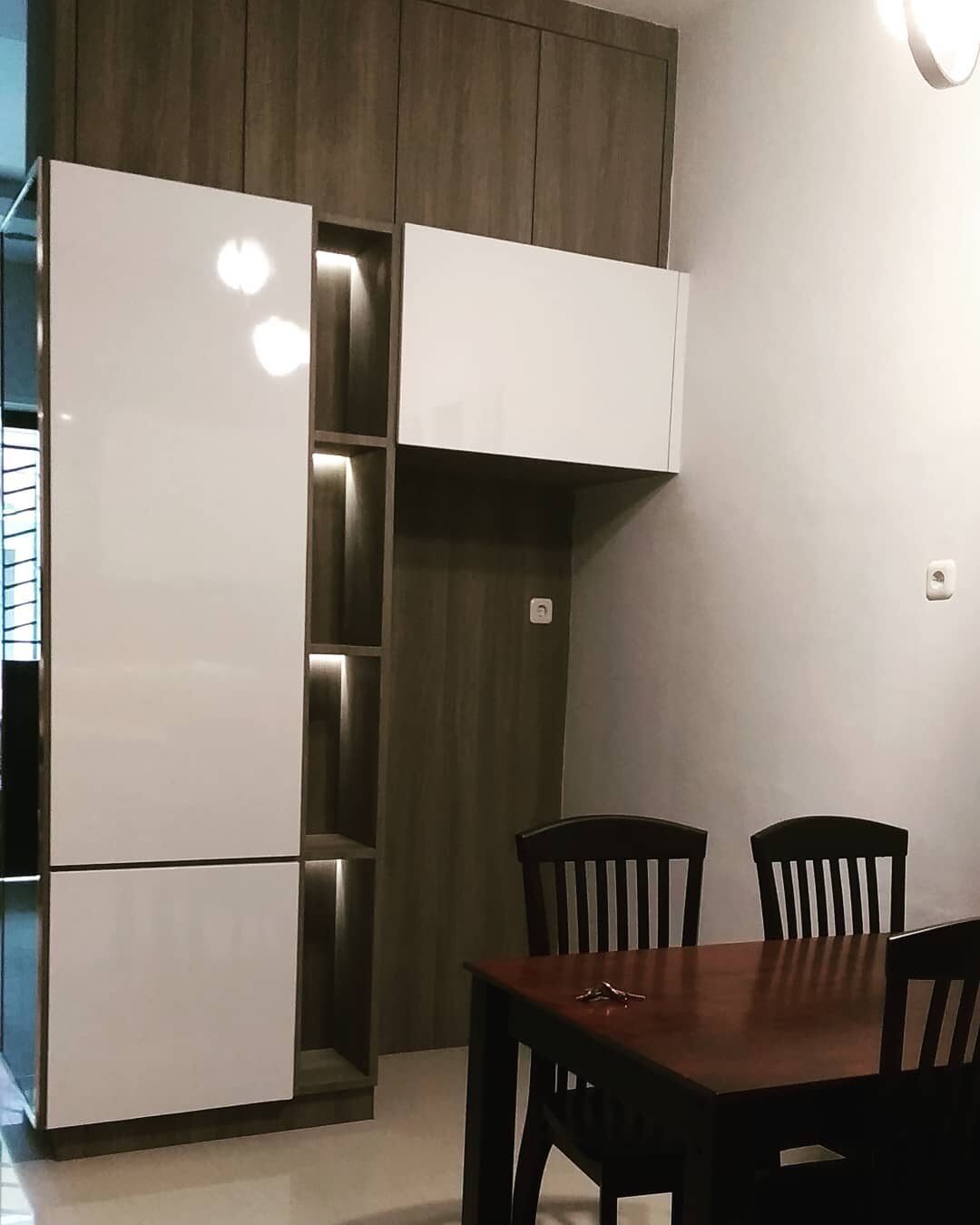 Lemari pajangan custom Traplindo di ruang makan