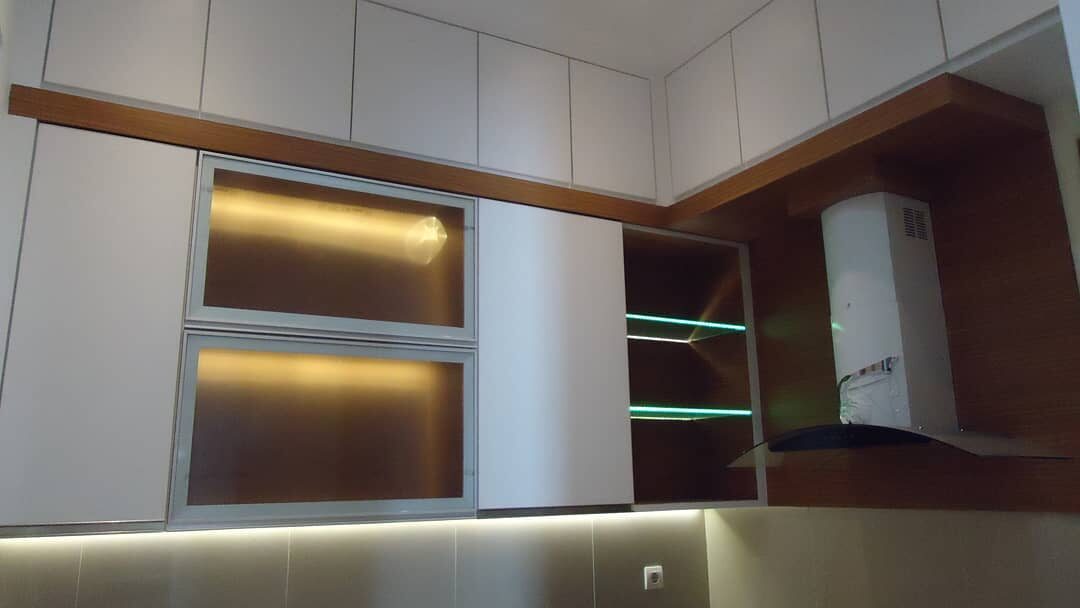 Kitchen set custom Traplindo, kabinet putih dengan rak kaca