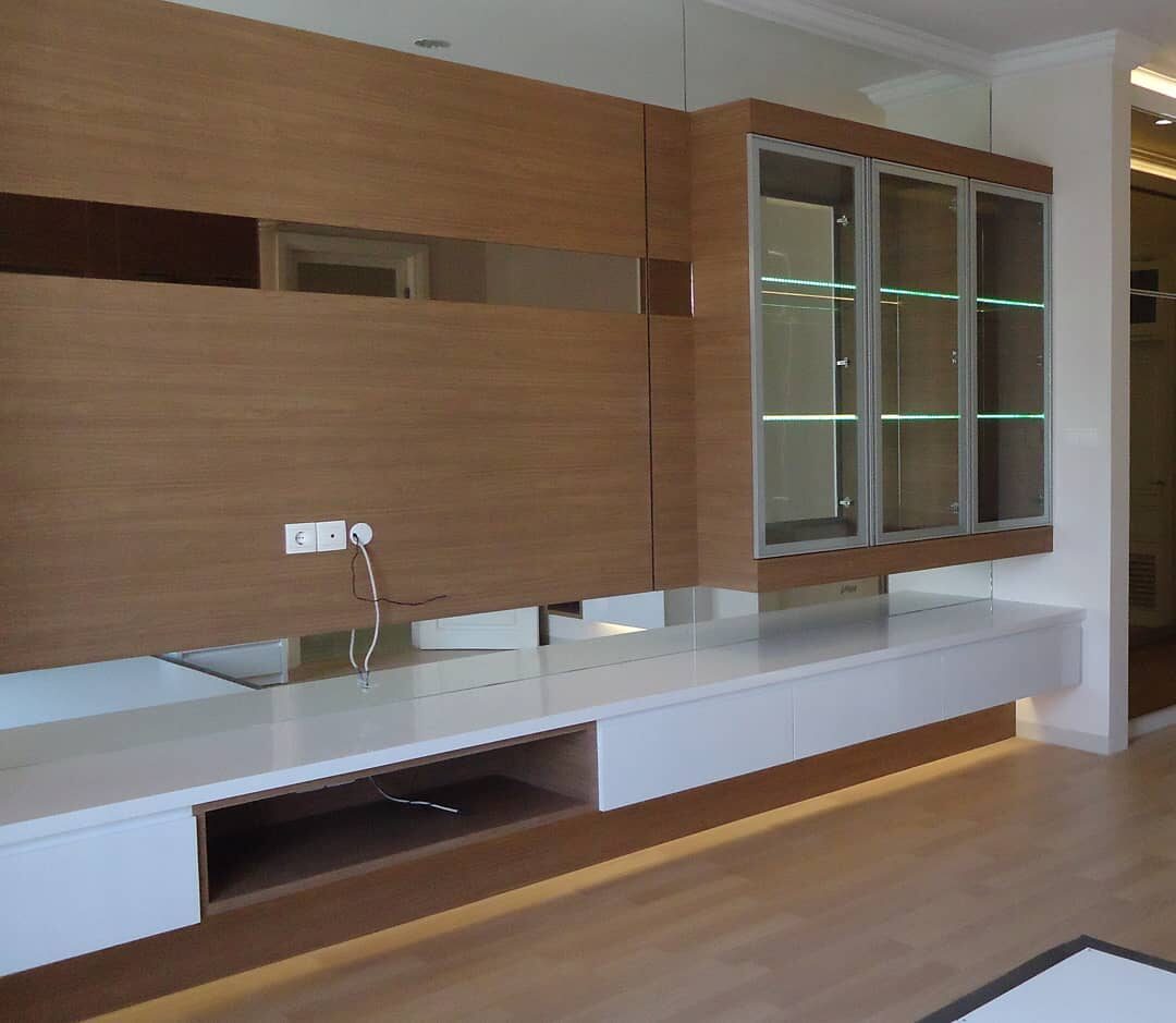 TV console kayu dengan lemari pajangan kaca Traplindo