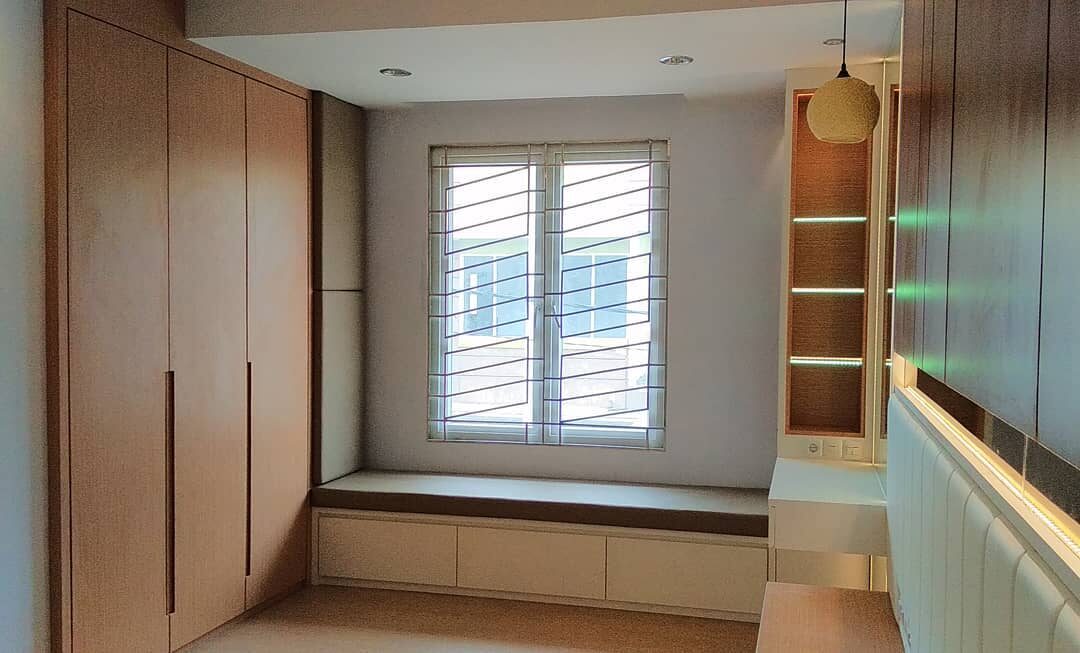 Lemari custom dengan window bench Traplindo